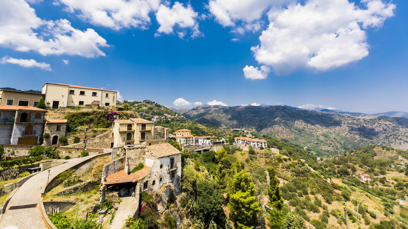Borgo siciliano tra le colline